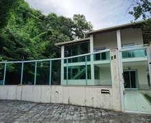 Casa com Piscina - Marbella Serra – ES. A poucos passos da praia, com área de lazer completo.