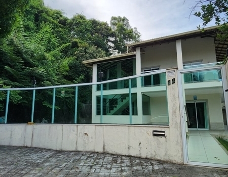 Casa com Piscina - Marbella Serra – ES. A poucos passos da praia, com área de lazer completo.