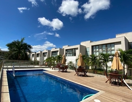 LINDA casa na Mata da Praia em Condomínio Fechado.